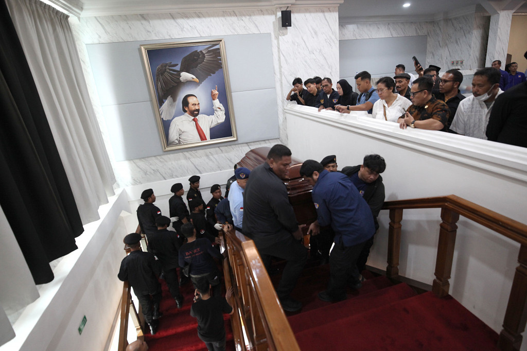 Jenazah Almarhum I Gusti Kompyang Manila akan disemayamkan hingga hari Rabu, 20 Agustus 2025 mendatang di Auditorium Ki Hajar Dewantara, Gedung Akademi Bela Negara Partai NasDem.