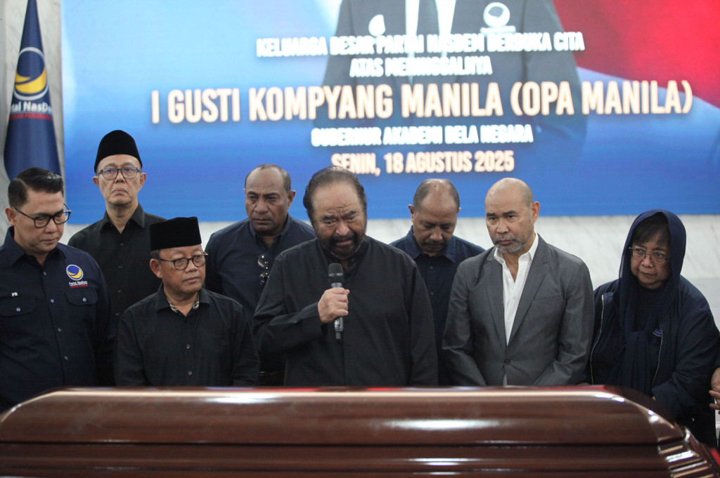 Ketua Umum Partai NasDem, Surya Paloh, yang memberikan penghormatan terakhir, mengatakan bahwa IGK Manila mendedikasikan seluruh hidupnya untuk bangsa dan negara.