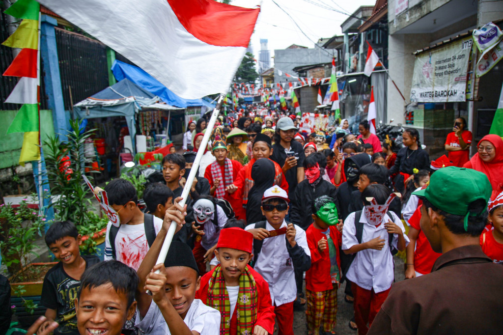 Karnaval Agustusan digelar meriah di kawasan padat penduduk Petamburan, Tanah Abang, Jakarta Pusat, Senin, 18 Agustus 2025. Acara ini dilakukan sebagai bentuk perayaan warga dalam memperingati Hari Ulang Tahun ke-80 Kemerdekaan RI. 