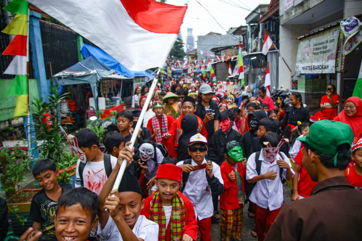Karnaval Agustusan digelar meriah di kawasan padat penduduk Petamburan, Tanah Abang, Jakarta Pusat, Senin, 18 Agustus 2025. Acara ini dilakukan sebagai bentuk perayaan warga dalam memperingati Hari Ulang Tahun ke-80 Kemerdekaan RI. 