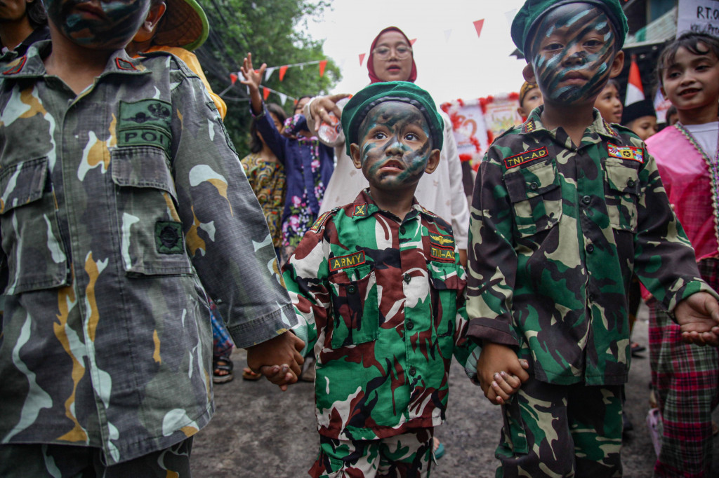Warga dari berbagai usia, mulai dari anak-anak hingga orang dewasa, turut serta dalam acara pawai tersebut. Mereka mengenakan berbagai kostum unik dan menarik serta menambah kemeriahan suasana hari kemerdekaan. 