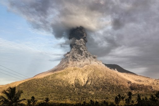 Tinggi kolom abu teramati kurang lebih 500 meter di atas puncak atau kurang lebih 2.084 meter di atas permukaan laut.
