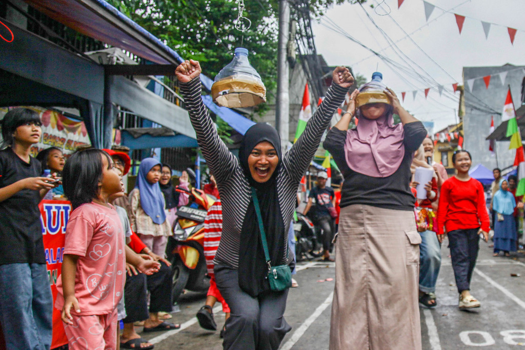 Semangat gotong royong dan kebersamaan terlihat jelas dalam setiap tawa dan sorakan selama acara berlangsung.