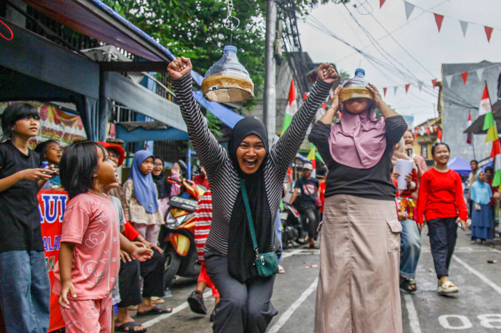 Semangat gotong royong dan kebersamaan terlihat jelas dalam setiap tawa dan sorakan selama acara berlangsung.
