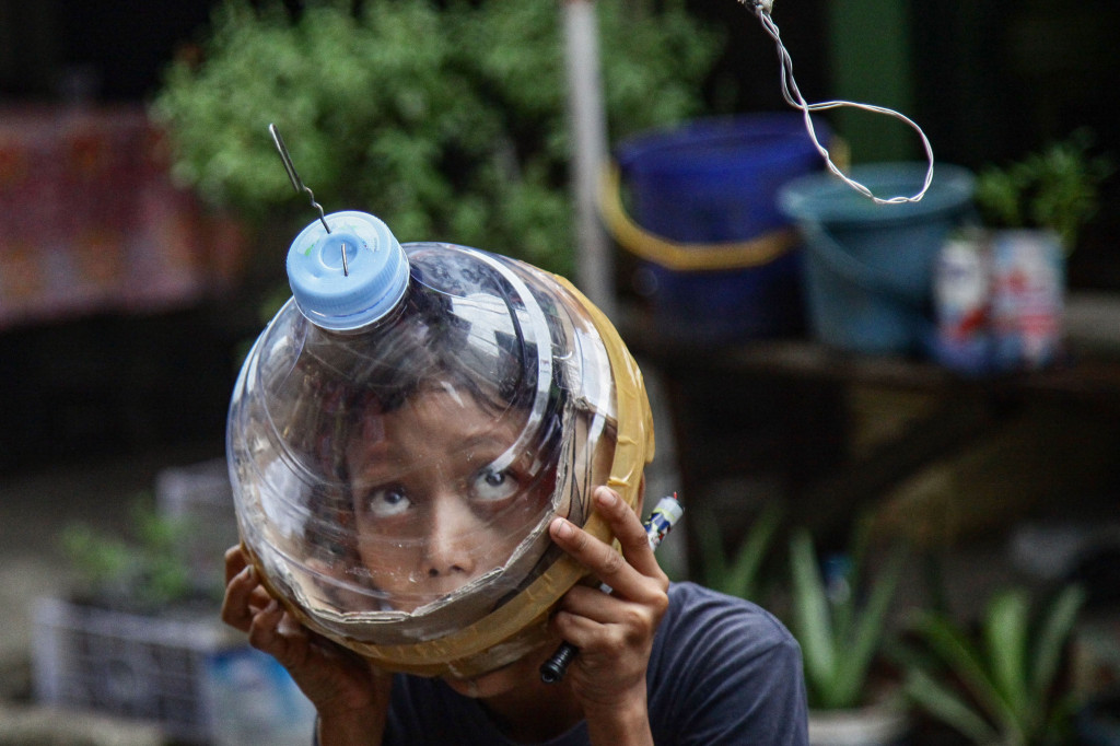 Dengan penuh konsentrasi, peserta berusahan mengkaitkan kawat ke dalam lubang. Perlombaan ini sukses menarik perhatian. 