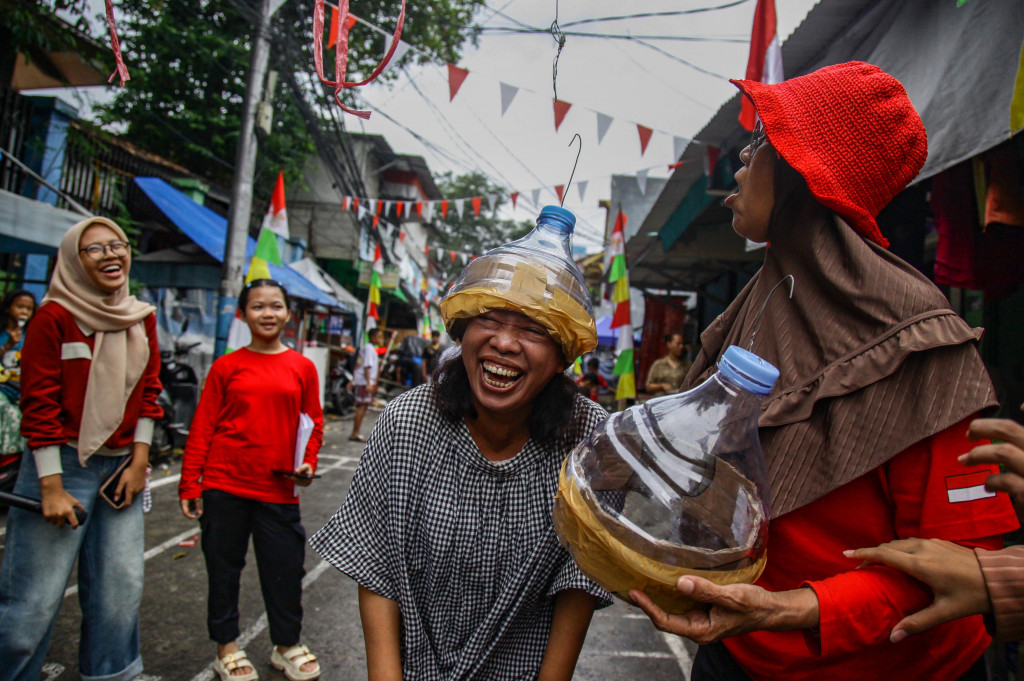 Tak kalah menarik, ada juga lomba mengkaitkan lubang kawat, yang menguji ketelitian dan kesabaran.