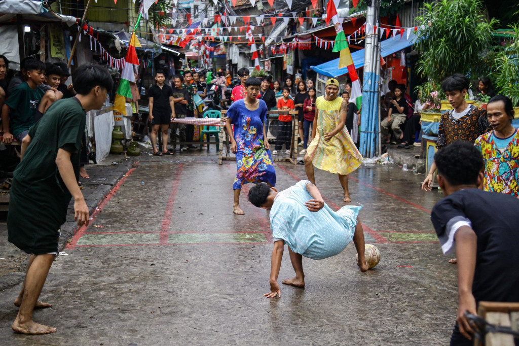 Perlombaan yang mengundang tawa sekaligus tantangan, seperti lomba bermain bola sambil memakai daster.