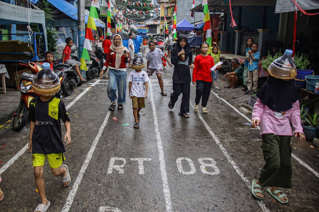 Dalam rangka memperingati Hari Kemerdekaan ke-80 RI, warga Petamburan, Tanah Abang, Jakarta Pusat, Senin, 18 Agustus 2025, menggelar berbagai perlombaan seru dan unik. Kegiatan ini diikuti oleh warga dari berbagai usia, mulai dari anak-anak hingga orang dewasa.