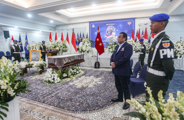 Selain itu, sejumlah tokoh politik dari Partai NasDem yang turut memberikan penghormatan dan mengenang jasa-jasa IGK Manila.