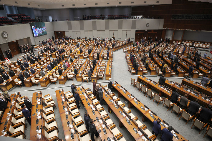 Wakil Ketua DPR RI Adies Kadir mengatakan bahwa pada permulaan rapat paripurna itu ada sebanyak 307 anggota yang hadir dari total 580 anggota DPR RI yang berasal dari seluruh fraksi.