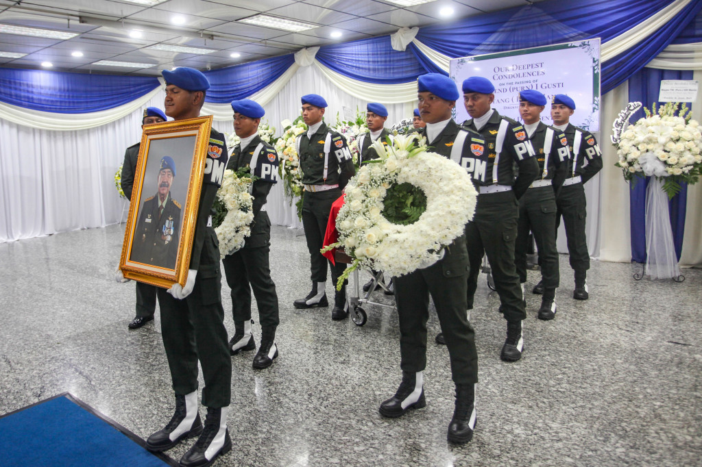 Usai peti jenazah ditutup, dilaksanakan upacara pelepasan dan penghormatan terakhir. Jenazah IGK Manila akan dibawa ke Rumah Sakit Pusat Angkatan Darat (RSPAD) Gatot Subroto untuk dikremasi secara militer.