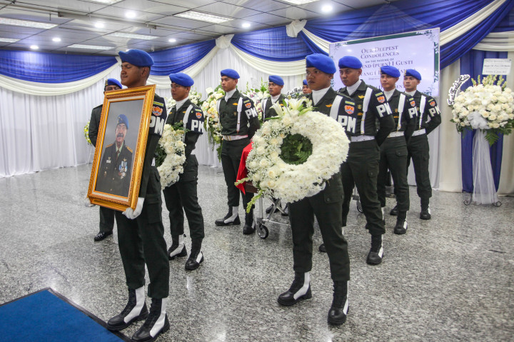 Usai peti jenazah ditutup, dilaksanakan upacara pelepasan dan penghormatan terakhir. Jenazah IGK Manila akan dibawa ke Rumah Sakit Pusat Angkatan Darat (RSPAD) Gatot Subroto untuk dikremasi secara militer.