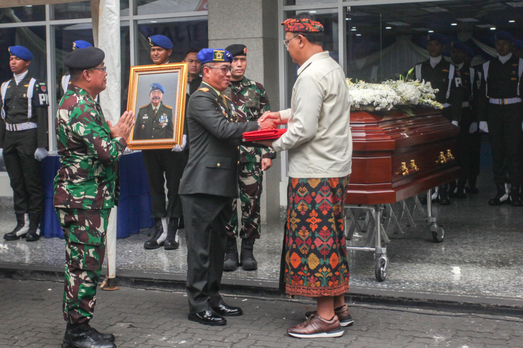 Personel dari kesatuan Batalyon Polisi Militer TNI Angkatan Darat atau Yonpomad melaksanakan upacara militer untuk penghormatan terhadap Alm Mayjen (Purn) I Gusti Kompyang (IGK) Manila di Rumah Duka Sentosa, RSPAD Gatot Subroto, Jakarta, Rabu, 20 Agustus 2025. 
