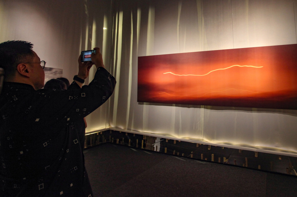 Acara ini menarik perhatian berbagai kalangan, mulai dari pecinta seni hingga masyarakat umum, yang ingin menyaksikan keberagaman Indonesia melalui perspektif visual yang mendalam. Ruang pameran dipenuhi dengan antusiasme pengunjung yang mengamati satu per satu karya foto yang dipajang dengan penuh apresiasi.