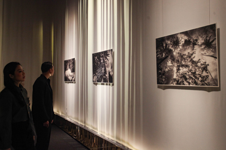 Pameran ini menyuguhkan karya dari 15 fotografer Indonesia yang menuturkan kisah perjalanan bangsa melalui delapan tema besar.