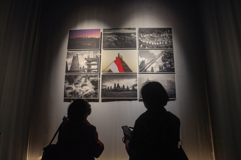  Pengunjung mengamati karya foto dalam pameran fotografi Indonesia “80 Tahun Keberagaman” yang digelar di Museum Nasional, Jakarta, pada hari Selasa, 19 Agustus 2025. 