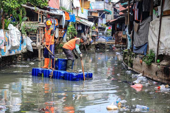 Petugas Penanganan Prasarana dan Sarana Umum (PPSU) melakukan kegiatan pembersihan sampah di bantaran Kali Krukut, tepatnya di kawasan Kebon Melati, Tanah Abang, Jakarta. Kegiatan ini dilakukan pada Rabu, 20 Agustus 2025 di tengah lingkungan pemukiman yang padat penduduk.
