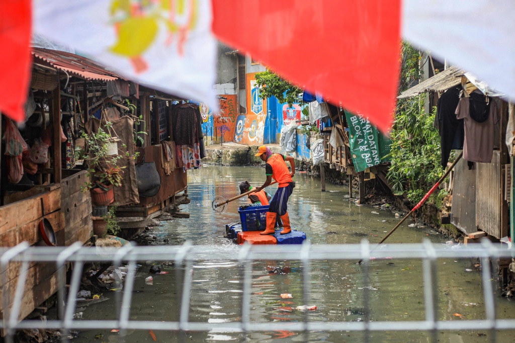 Upaya ini bertujuan untuk memastikan kelancaran aliran air di Kali Krukut serta menjaga kenyamanan dan kebersihan lingkungan bagi warga sekitar.