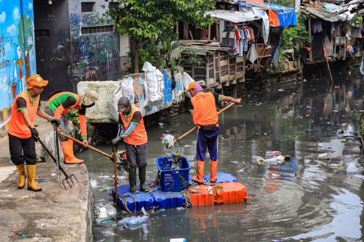 Pembersihan ini difokuskan pada tumpukan sampah yang menumpuk di sekitar kali dan saluran air. Sebagian besar sampah yang ditemukan merupakan sampah plastik, yang dapat menghambat aliran air dan memperburuk kondisi lingkungan sekitar jika tidak segera ditangani.