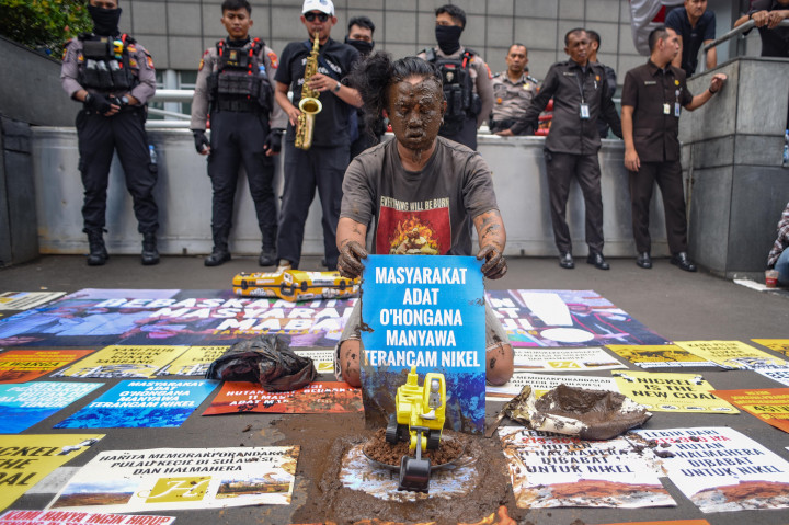 Saat ini, tercatat ada 127 izin tambang dengan total luas 655.581 hektar dinilai telah menimbulkan dampak kerusakan serius terhadap hutan adat, pencemaran lingkungan, hingga penggusuran masyarakat adat dari ruang hidupnya. 