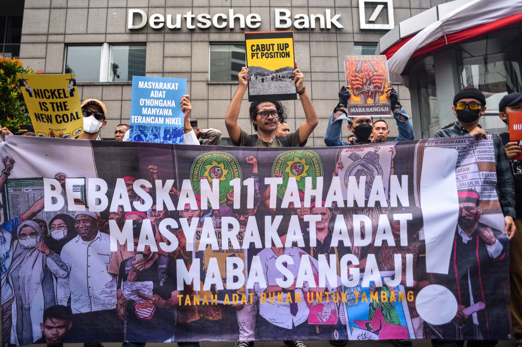 Aktivis lingkungan melakukan aksi teatretikal saat melakukan aksi damai menolak ekspansi tambang nikel Halmahera Timur, Maluku Utara yang merusak tanah dan hutan adat di Jakarta, Rabu, 20 Agustus 2025. 