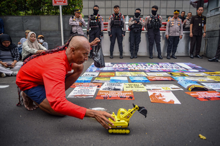 Massa juga menuntut pemebabasan terhadap 11 orang masyarakat adat Maba Sangaji yang ditahan karena menolak penggusuran hutan adat. 