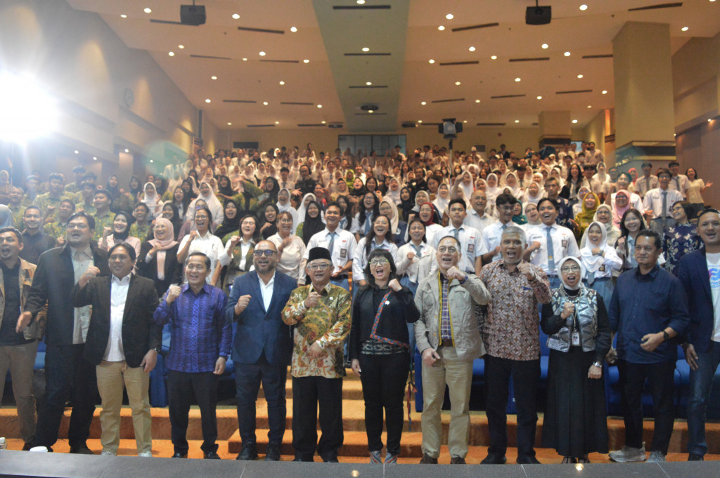 Dia juga berharap para penerima beasiswa memanfaatkan kesempatan mendapatkan beasiswa ini. Sementara itu, Rektor Universitas Trisakti Kadarsah Suryadi menyebut, beasiswa OSC Medcom.id dapat meningkatkan angka partisipasi kasar, APK, pendidikan tinggi di Indonesia untuk mensejahterakan generasi muda.