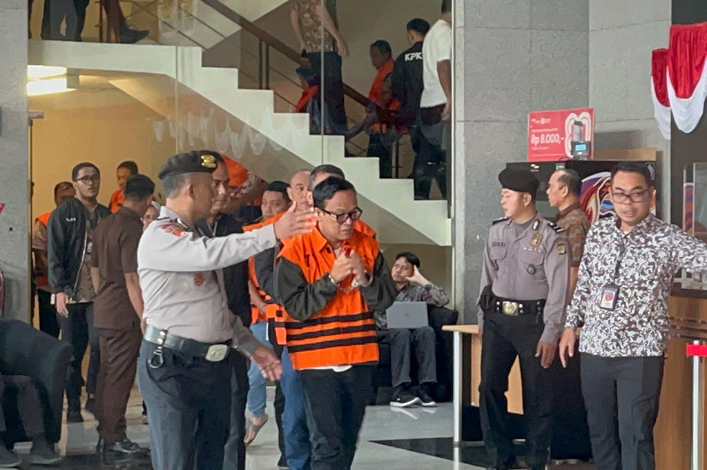 Juru bicara KPK Budi Prasetyo mengatakan, status hukum para tersangka sudah ditetapkan sejak semalam. Sehingga, aturan main 1x24 jam dalam OTT tidak dilanggar.