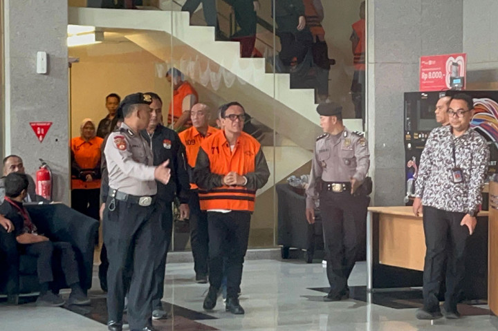 “Sebelum 1x24 jam tersebut, KPK sudah menetapkan ya, status hukum atas pihak-pihak yang diamankan dalam kegiatan OTT,” kata Budi.