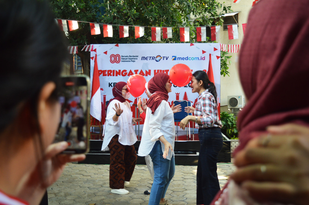 Suasana perayaan Hari Kemerdekaan Republik Indonesia ke-80 masih terasa hangat di kantor Metro TV, Kedoya, Jakarta Barat pada Jumat, 22 Agustus 2025.  Acara puncak digelar sebagai penutup rangkaian kegiatan, menghadirkan tawa, keceriaan, dan semangat kebersamaan.