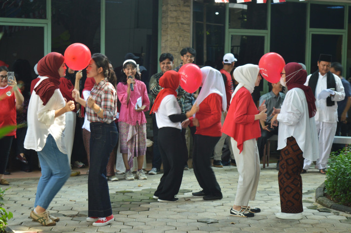 Kemeriahan semakin terasa saat lomba “goyang balon” dimulai. Pasangan peserta harus menjaga balon agar tetap berada di tempat sambil mengikuti irama musik.