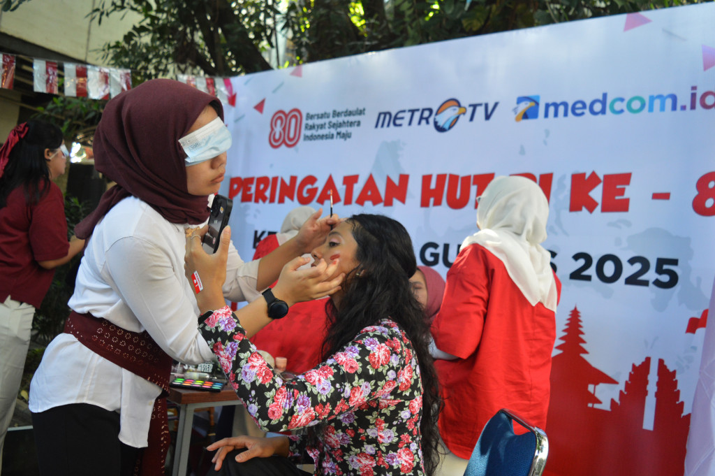 Tak kalah heboh, lomba makeup dengan mata tertutup membuat penonton riuh menyaksikan aksi para peserta yang mengandalkan insting saat merias.