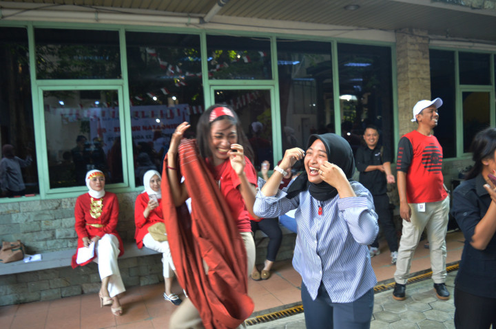 Serta perlombaan oper sarung secara beregu.