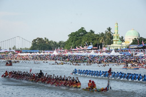 Tercatat 288 perahu tradisional atau Jalur dari berbagai daerah ikut berlomba pada gelaran festival Pacu Jalur 2025 di Tepian Narosa, Kuantan Tengah, Riau. Lomba tersebut memperebutkan piala dan hadiah menarik.