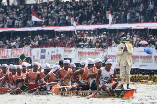 Pacu Jalur merupakan tradisi lomba dayung perahu panjang khas Kuantan Singingi yang telah berlangsung sejak abad ke-17.