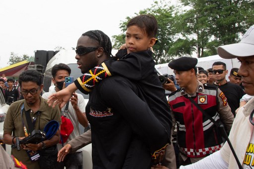 Festival Pacu Jalur 2025 menjadi momen yang istimewa, khususnya bagi rapper Melly Mike dan Dikha, bocah yang viral lewat tren 'Aura Farming'. Keduanya akhirnya bertemu langsung di Sungai Kuantan, Kabupaten Singingi, Riau, Minggu, 24 Agustus 2025.