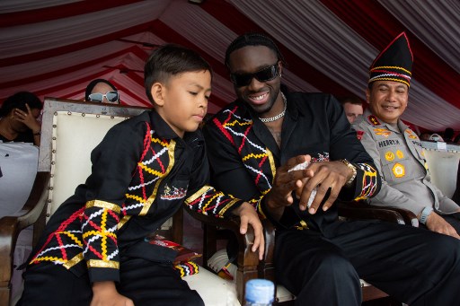 Melly Mike dan Dikha sempat berbincang-bincang pada pertemuan tersebut. Sang Rapper bahkan memeluk dan menghadiahi Dikha sebuah konsol gim. 