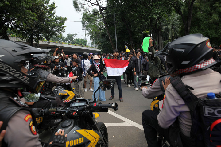 Pengunjuk rasa tersebut menolak kenaikan gaji, tunjangan dan fasilitas yang diterima anggota dewan yang melebihi Rp100 juta. 