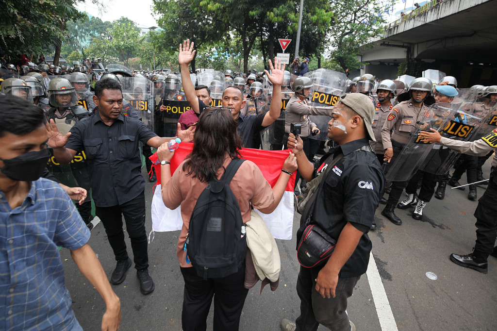 Para pengunjuk rasa dipukul mundur oleh petugas keamanan dari depan Gedung DPR, Kompleks Parlemen, Senayan, Jakarta, Senin, 25 Agustus 2025.
