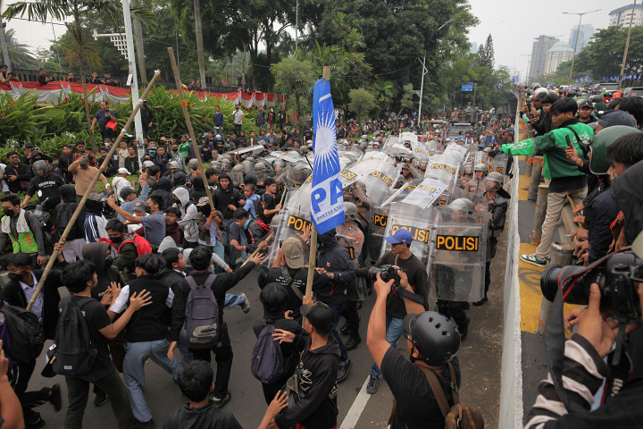 Sebanyak 1.250 personel gabungan dari Polri, TNI dan Pemda DKI juga dikerahkan untuk mengamankan unjuk rasa yang berlangsung di kawasan Gedung DPR/MPR RI.
