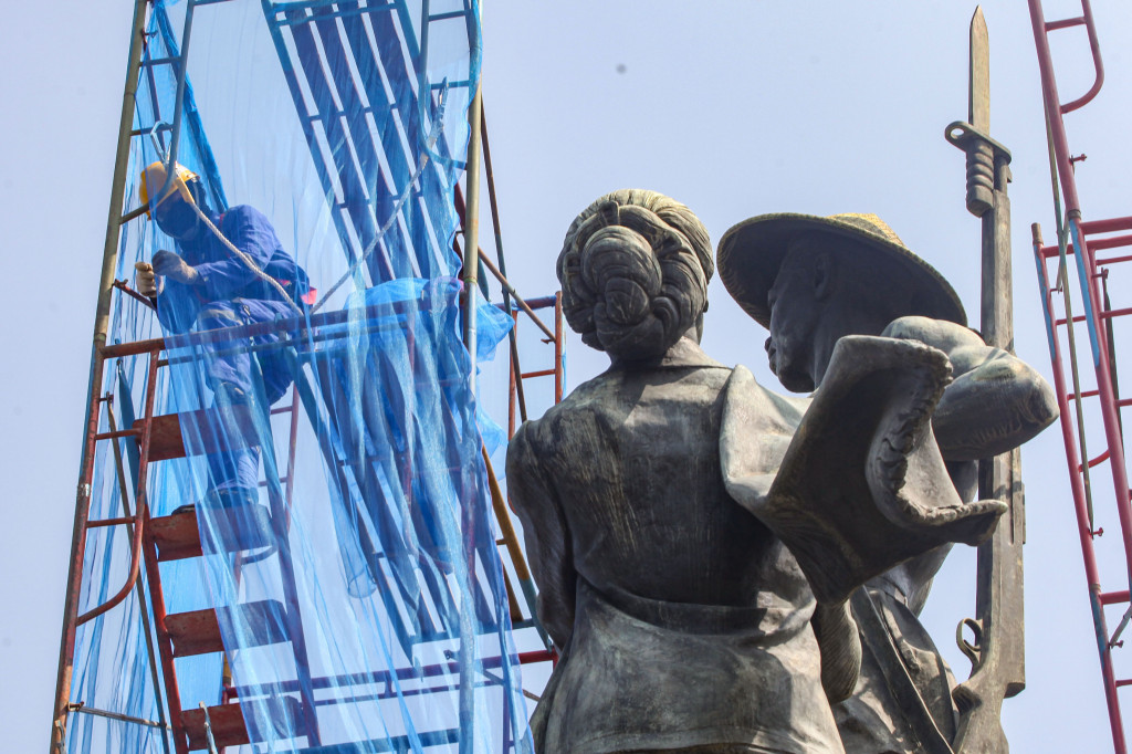 Pemeliharaan patung Tugu Tani yang terbuat dari perunggu dan memiliki nilai sejarah penting sebagai simbol perjuangan kemerdekaan Indonesia.