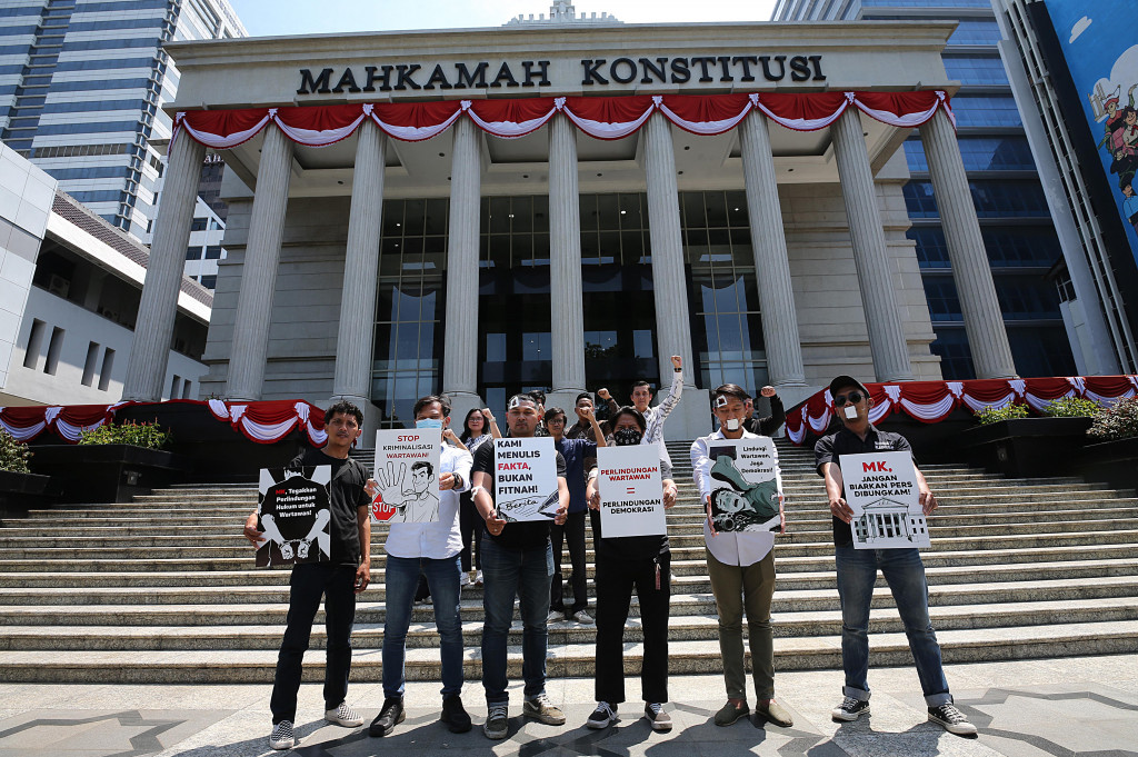 Perwakilan jurnalis menggelar aksi teatrikal sebelum dimulainya sidang perdana uji materi undang-undang pers terkait perlindungan hukum wartawan di ruang sidang utama Gedung Mahkamah Konstitusi (MK), Medan Merdeka Barat, Jakarta, Rabu, 27 Agustus 2025. 