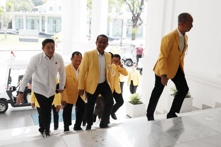 “Presiden Prabowo Subianto menerima Ketua Umum Partai Golkar Bapak Bahlil Lahadalia bersama pengurus, di Istana Merdeka, pada hari Rabu 27 Agustus 2025,” tulis Seskab Teddy.