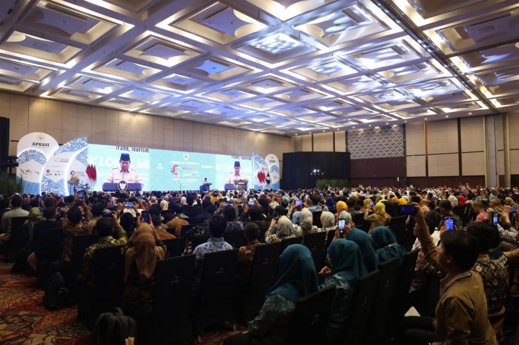 Pameran bertajuk “Produk Lokal Mengglobal” ini menghadirkan ratusan stan dari kabupaten di Indonesia yang menampilkan produk unggulan masing-masing daerah.