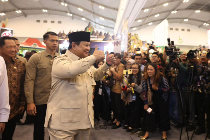 “Terima kasih atas undangan ini, menghadiri dan ikut membuka APKASI Otonomi Expo 2025, Trade, Tourism, Investment and Procurement, dengan tema produk lokal mengglobal. Terima kasih atas undangan ini, ini kehormatan bagi saya dan kesempatan bagi saya untuk tatap muka dengan saudara-saudara sekalian,” ucap Presiden.