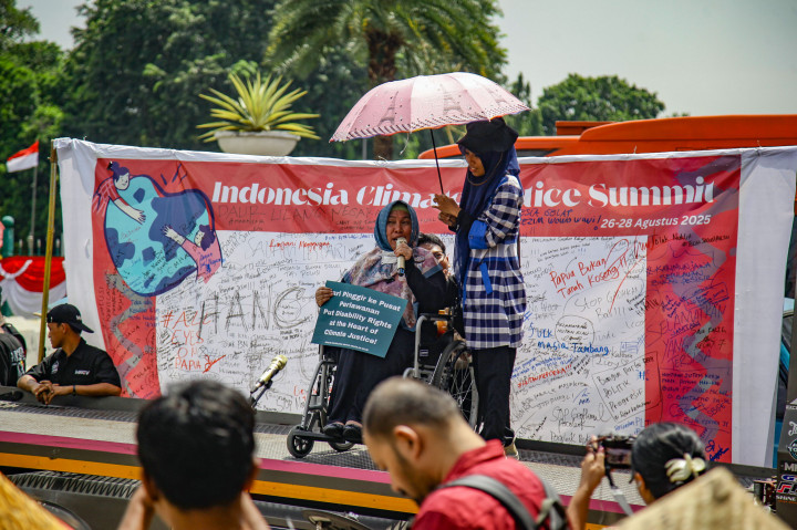 Aksi ini merupakan puncak rangkaian acara Climate Justice Summit untuk menuntut pemenuhan kebijakan keadilan iklim di Indonesia, terutama untuk kaum penyandang disabilitas dan rakyat miskin.
