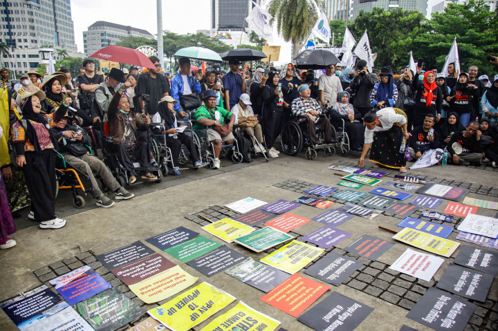Para penyandang disabilitas, masyarakat adat, aktivis, petani, nelayan dan pegiat lingkungan melakukan aksi damai bertajuk Temu Rakyat untuk Keadilan Iklim di Kawasan Patung Kuda, Jakarta, Kamis, 28 Agustus 2025. 