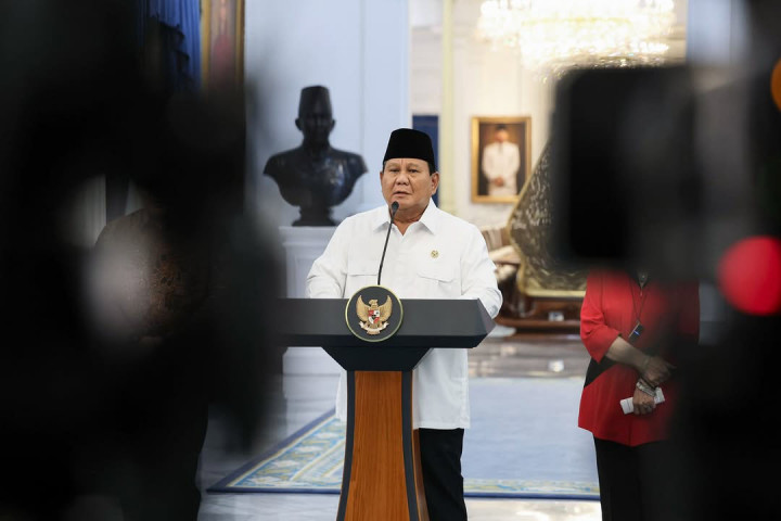 “Saudara-saudara sekalian, saya minta sungguh-sungguh seluruh warga negara untuk percaya kepada pemerintah, untuk tenang, pemerintah yang saya pimpin, dengan semua partai politik termasuk partai yang di luar pemerintahan, kami bertekad untuk selalu memperjuangkan kepentingan rakyat dan bangsa, termasuk rakyat yang paling kecil, rakyat yang paling tertinggal,” ujar Presiden Prabowo dalam keterangan pers di Istana Merdeka, Jakarta, Minggu, 31 Agustus 2025.