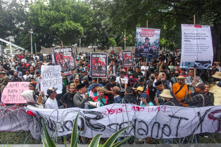 Ratusan warga Kabupaten Pati, Jawa Tengah, telah tiba di depan Gedung Merah Putih KPK, Jakarta, Senin, 1 September 2025, sekitar pukul 09.30 WIB dan mereka langsung melakukan salawatan.