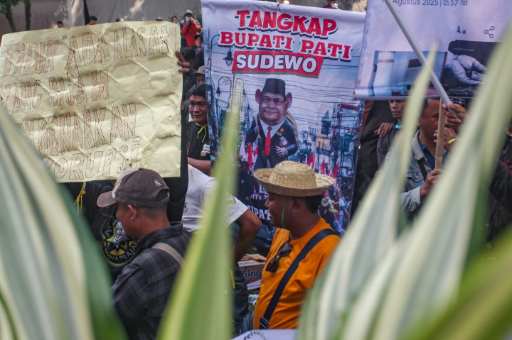 Mereka tiba dengan menggunakan sejumlah bus dan membawa poster bergambar tangkapan layar pemberitaan tentang Bupati Pati Sudewo.